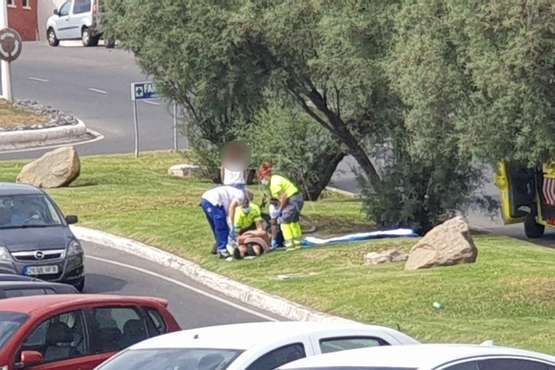 Aparatosa caída de un ciclista en Melenara (Telde)/TA.